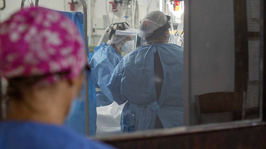 Krankenschwestern untersuchen einen Corona-Patienten auf der Intensivstation des San Martin Hospitals.