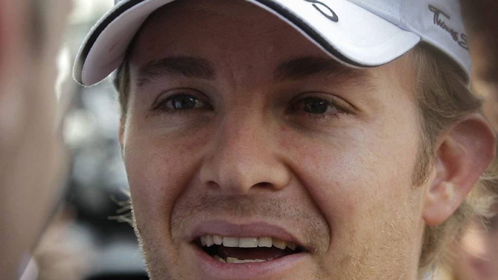 Nico Rosberg gibt nach seiner Bestzeit den Medien Auskunft