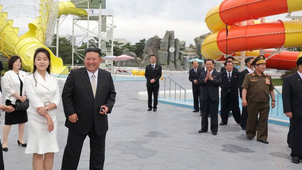 Ein sichtlich gut gelaunter Kim Jong-Un bei der Einweihung des Vergnügungsparks.