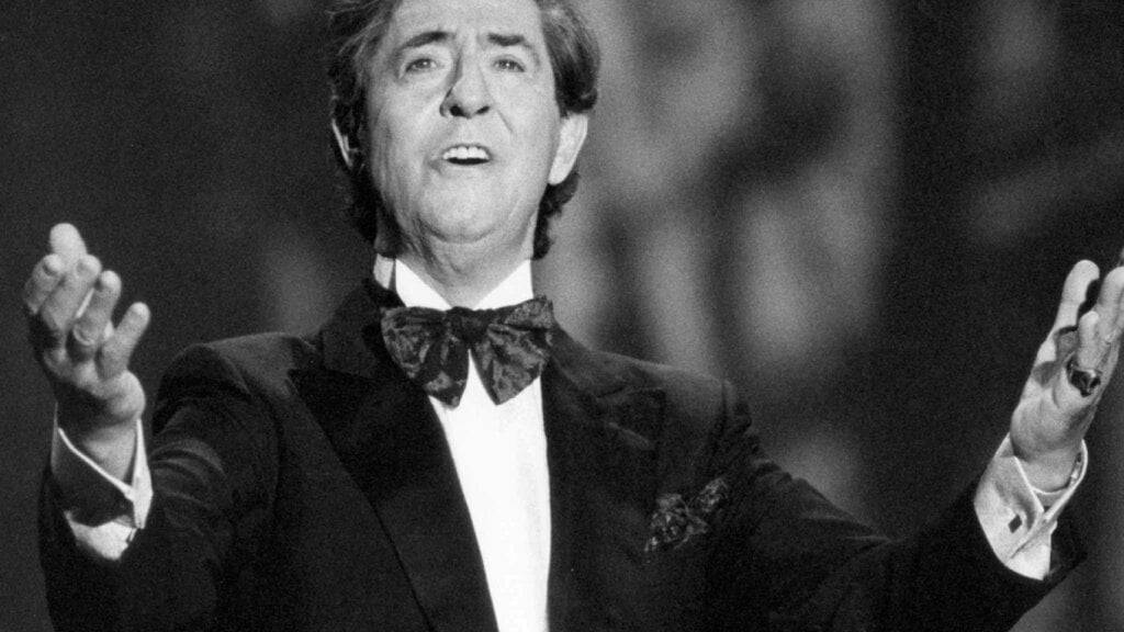 Vico Torriani im Jahre 1990 während einem seiner letzten Auftritte. Die Musikschule SwissMusicKids, der die Tochter Torrianis einen Flügel vermacht, ehrt sein musikalisches Lebenswerk mit einem Konzert.