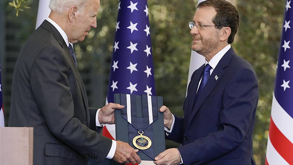 ARCHIV - US-Präsident Joe Biden (l) bei einer früheren Begegnung mit Israels Präsident Izchak Herzog in Jerusalem. Foto: Evan Vucci/AP/dpa