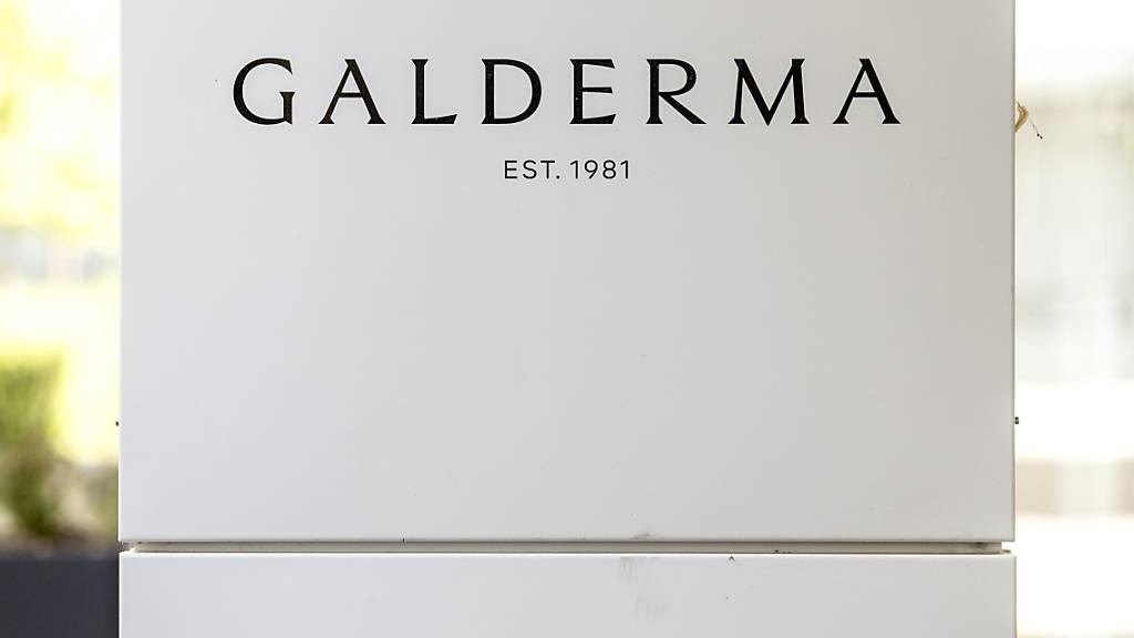 Das Logo der Firma Galderma am Hauptsitz in Zug. (Aufnahme vom August 2022)