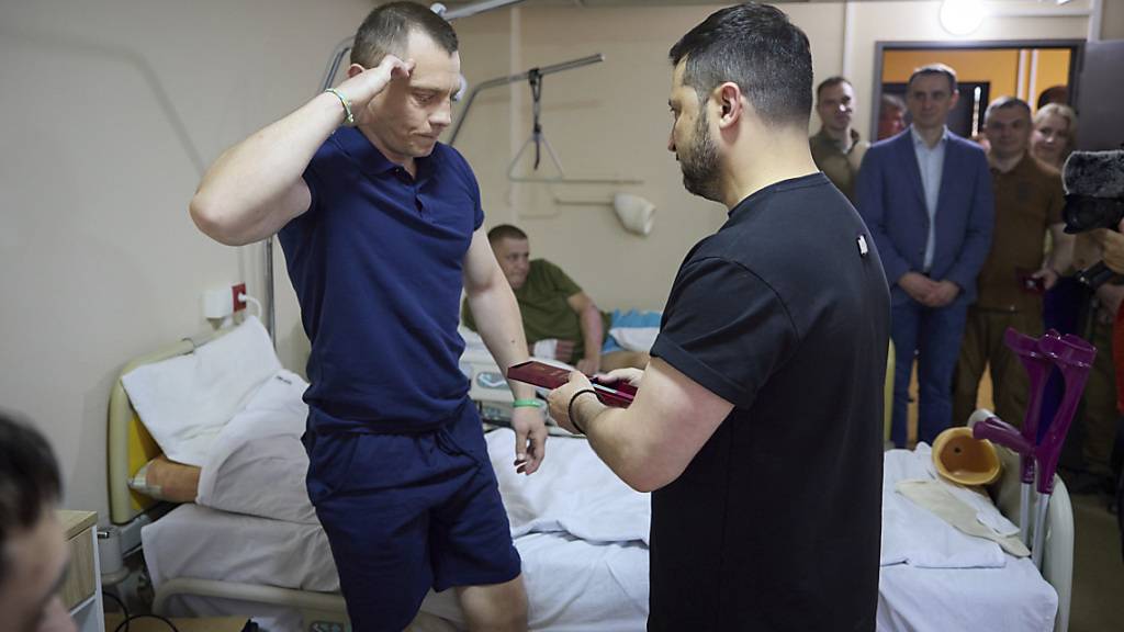 dpatopbilder - Präsident Selenskyj (r) überreicht während eines Besuchs in einem Zentrum für Rehabilitationsmedizin in Iwano-Frankiwsk einen Militärorden an einen verwundeten Soldaten. Foto: Pool /Ukrainian Presidentia/Planet Pix via ZUMA Press Wire/dpa