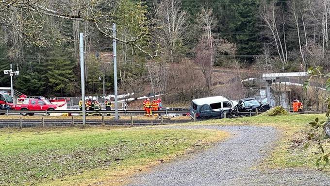 Unfall bei der Verladestation Kandersteg – ein Auto landet auf den Gleisen