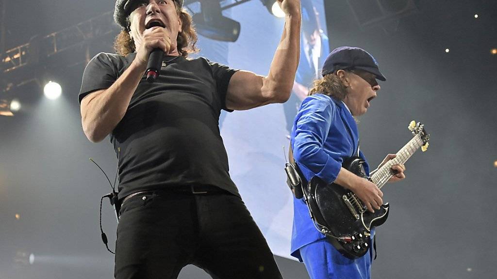 AC/DC-Sänger Brian Johnson (links) bei einem Auftritt im Februar in Chicago: Wegen gesundheitlicher Probleme Johnsons vertagt die Band ihre US-Tournee. (Archivbild)