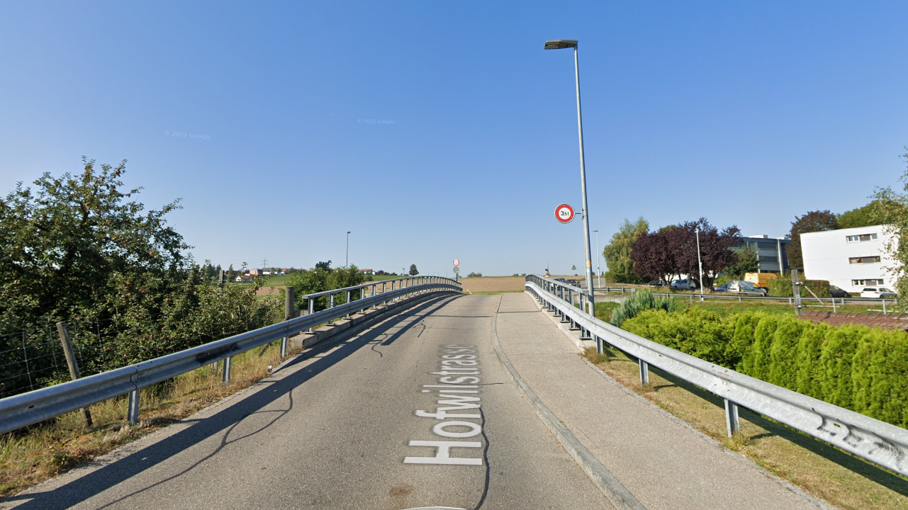 Viele Lastwagenfahrer fahren den Schleichweg über das Hofwilbrüggli, obwohl dies für Schwerverkehr verboten ist.