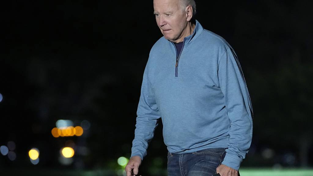 dpatopbilder - Joe Biden geht über den Südrasen des Weißen Hauses in Washington, Dienstag, nach der Rückkehr von einer Reise nach Indien und Vietnam. Foto: Susan Walsh/AP/dpa
