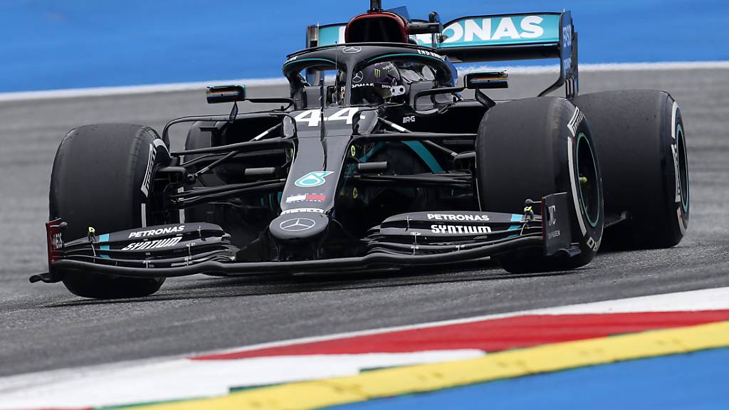 Weltmeister Lewis Hamilton gab in seinem schwarz lackierten Mercedes am ersten Trainingstag für den Grand Prix von Österreich bereits wieder den Ton an