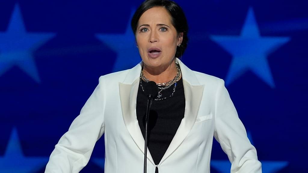 Stephanie Grisham, ehemalige Pressesprecherin von Trump im Weißen Haus, spricht auf dem Parteitag der Demokraten. Foto: J. Scott Applewhite/AP/dpa