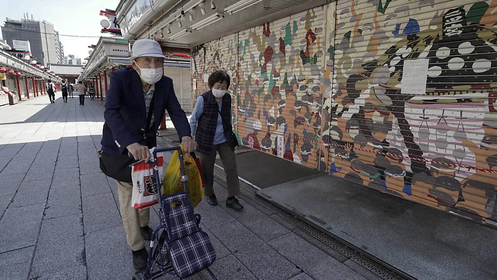 Ältere oder behinderte Japaner können nun in einem Einkaufszentrum an speziellen «langsamen Kassen» bezahlen. (Foto: KIMIMASA MAYAMA/EPA/KEYSTONE)