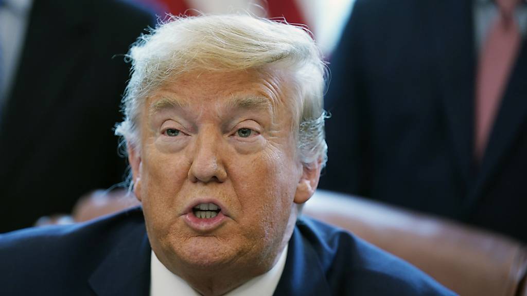 US-Präsident Donald Trump weist den Autokonzern General Motors mit Hilfe eines Gesetzes aus dem Korea-Krieg zur Fertigung von Beatmungsgeräten an.
