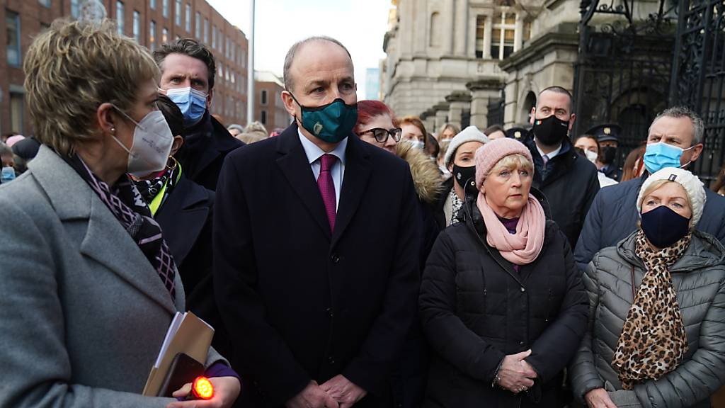 Premierminister Micheal Martin nimmt gemeinsam mit Ivana Bacik (l), Politikerin der Labour Party aus Irland, in Dublin an einer Mahnwache für eine ermordete Frau teil, die beim Joggen entlang des Grand Canal in Tullamore getötet wurde. Foto: Brian Lawless/PA Wire/dpa