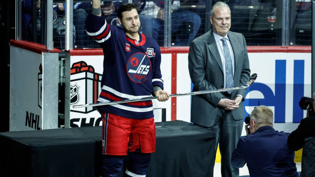 Nino Niederreiter wird für seine Leistung geehrt