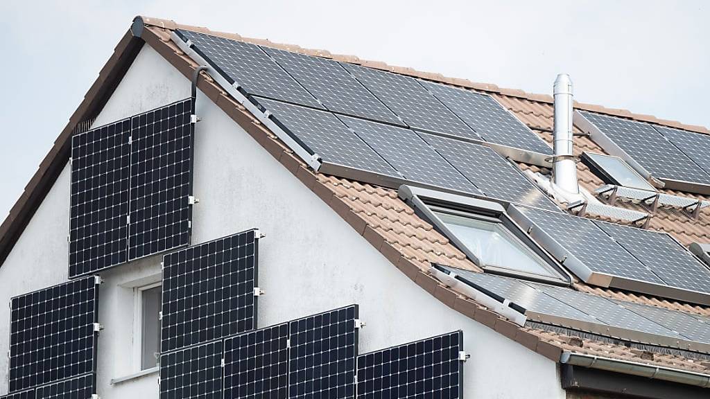 Sowohl Solaranlagen an Fassaden wie auch auf Dächern sollen zur Erfüllung der Solarpflicht anrechenbar sein, schlägt die Berner Bau-, Energie, Verkehrs- und Raumplanungskommission vor.