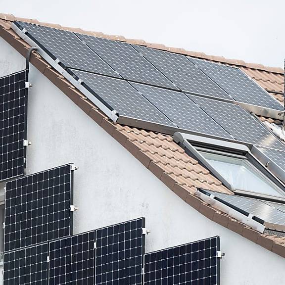 Berner Kommission will Parkplätze mit Solarpanels überdachen