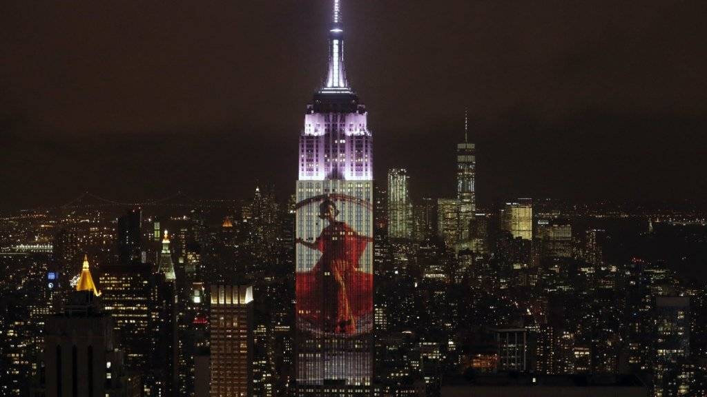 Mit Illuminationen am Empire State Building in New York wurde das 150-Jahr-Jubiläum des Magazins Harper's Bazaar gefeiert.