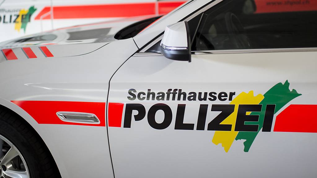 In Neuhausen am Rheinfall hat sich am Sonntagabend eine Frontalkollision zwischen einem Auto und einem Motorroller ereignet. Der Fahrer des Rollers verletzte sich dabei leicht. (Symbolbild)
