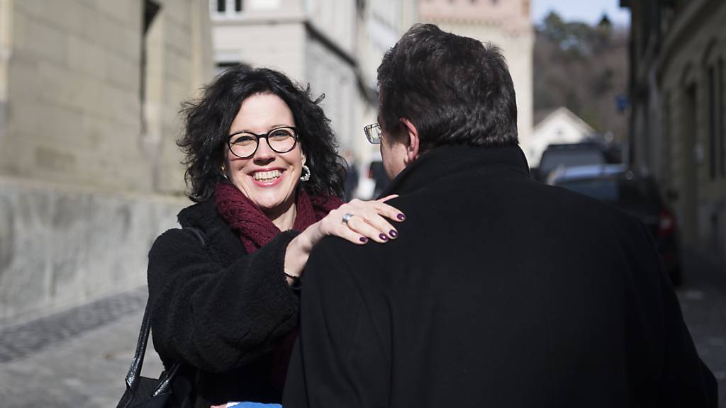 Die neue Waadtländer FDP-Staatsrätin Christelle Luisier (links) mit dem bisherigen FDP-Staatsrat Pascal Broulis am Sonntag vor dem Regierungssitz in Lausanne.