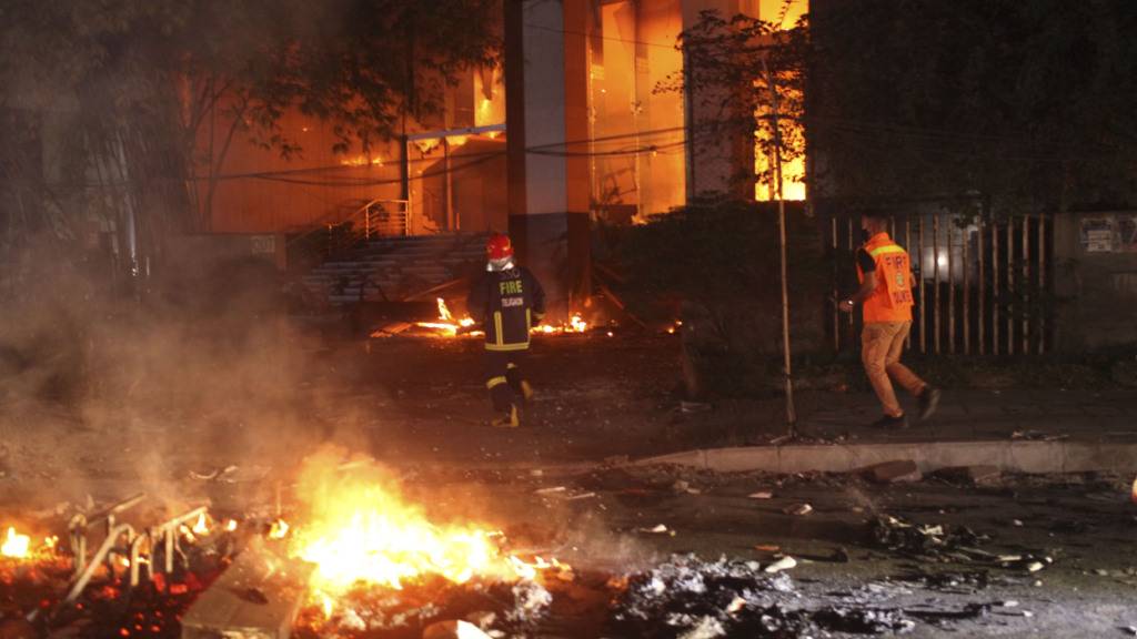 Randalierer verwüsten Büros von Zeitungen in Bangladesch