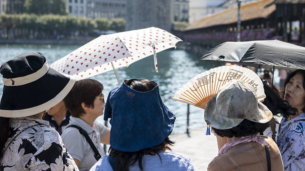 Eine Touristengruppe aus Asien im Sommer 2023 in der Stadt Luzern. (Archivaufnahme)