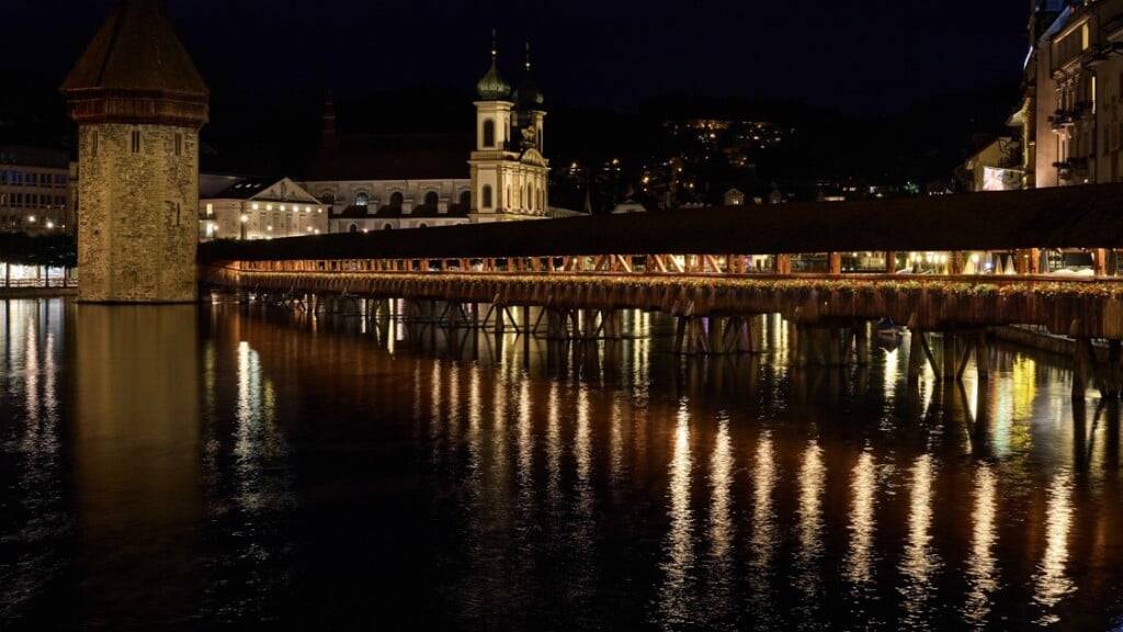 Die Kapellbrücke ist dank der neuen Beleuchtung von Aussen besser sichtbar.