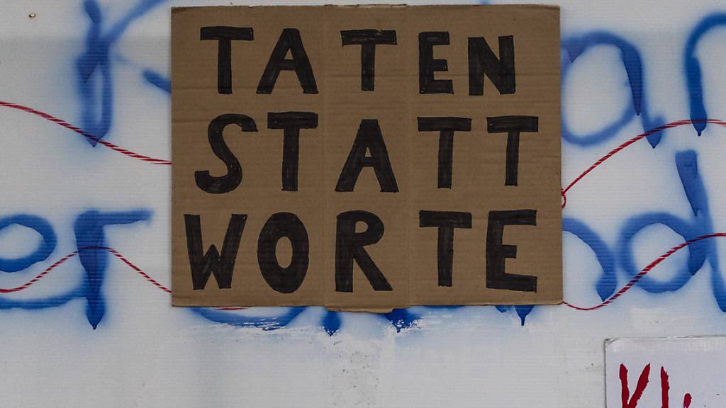 Bei einer Klimastreik-Aktion werden Plakate an einer Bauwand bei der Kaserne Basel angebracht (Archivbild vom 15. Mai 2020).