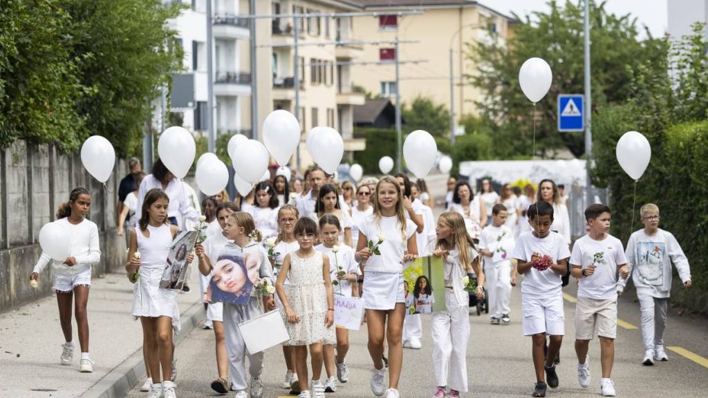 Unter den Teilnehmenden des Trauermarsches in Corcelles NE waren viele Kinder. Sie trugen weisse Luftballons, weisse Rosen und Fotos der Opfer.