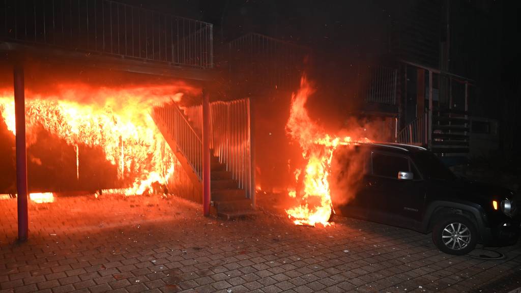 Carport und Auto in Brand geraten – hunderttausend Franken Schaden
