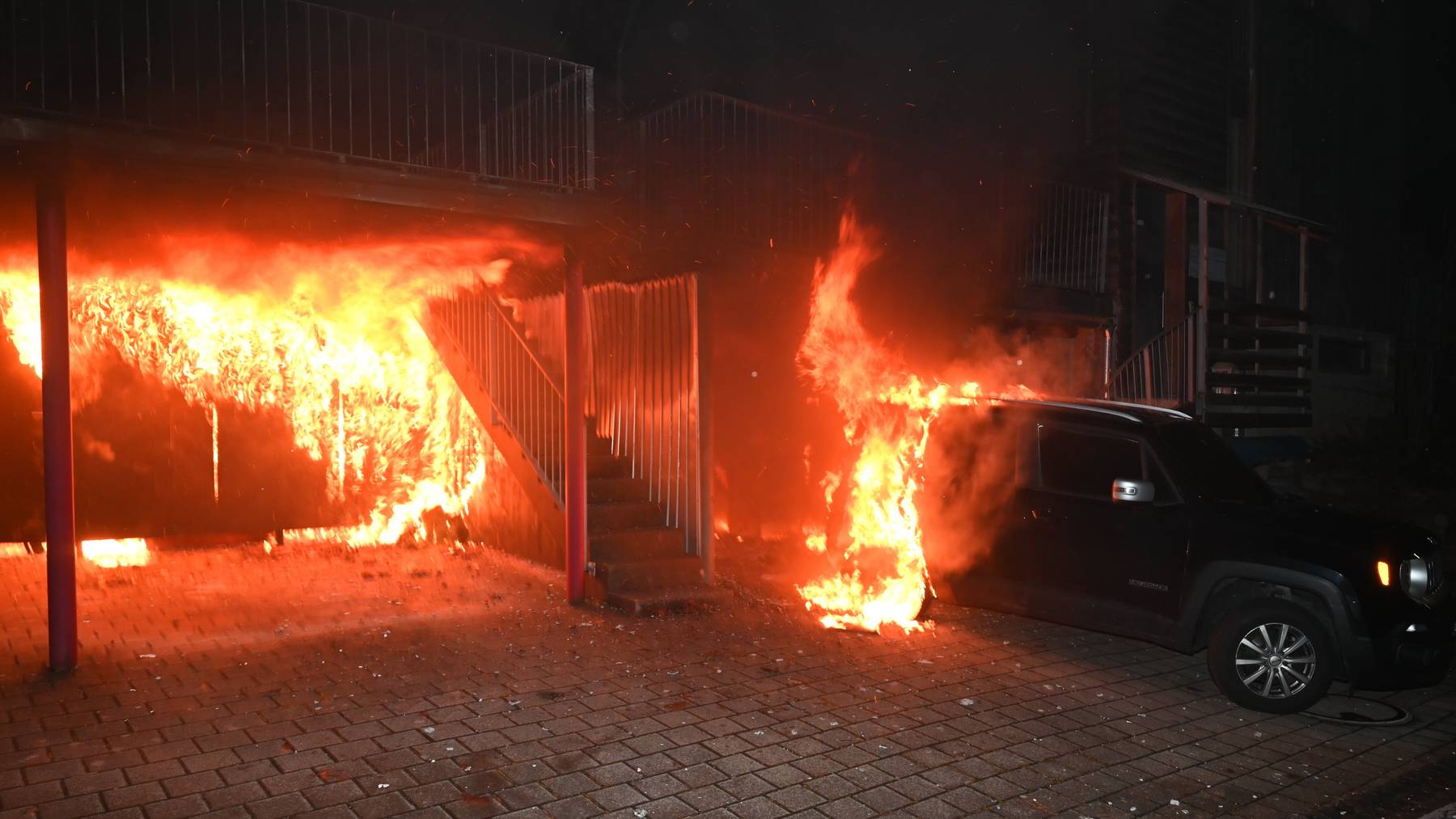 Ein Carport fing Feuer, dieses breitete sich später auf ein parkiertes Auto aus.