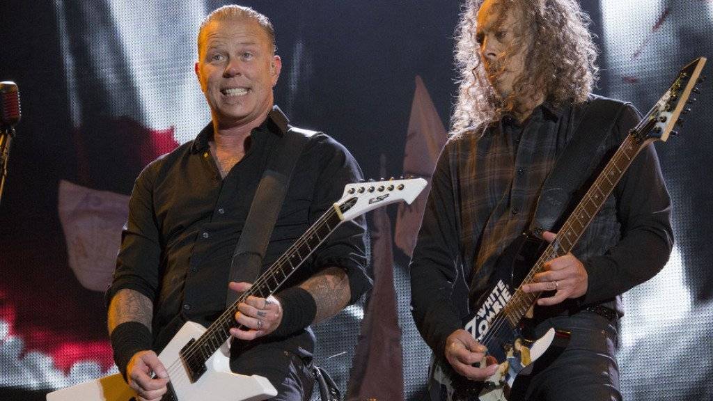 Haben eine Verbindung zum Pariser Konzertclub «Bataclan»: James Hetfield (links) und Kirk Hammett von Metallica (Archiv).