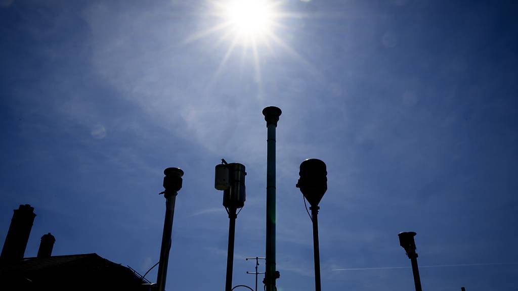 Die Temperaturen schiessen am Donnerstag in der Schweiz nochmals in die Höhe: Verbreitet wird es 33 bis 35 Grad heiss - im Raum Genf und Rhonetal werden laut Wetterdiensten gar bis zu 37 Grad erwartet. (Symbolbild)