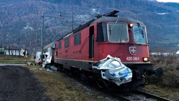Chauffeur bei Unfall an Bahnübergang im Wallis leicht verletzt