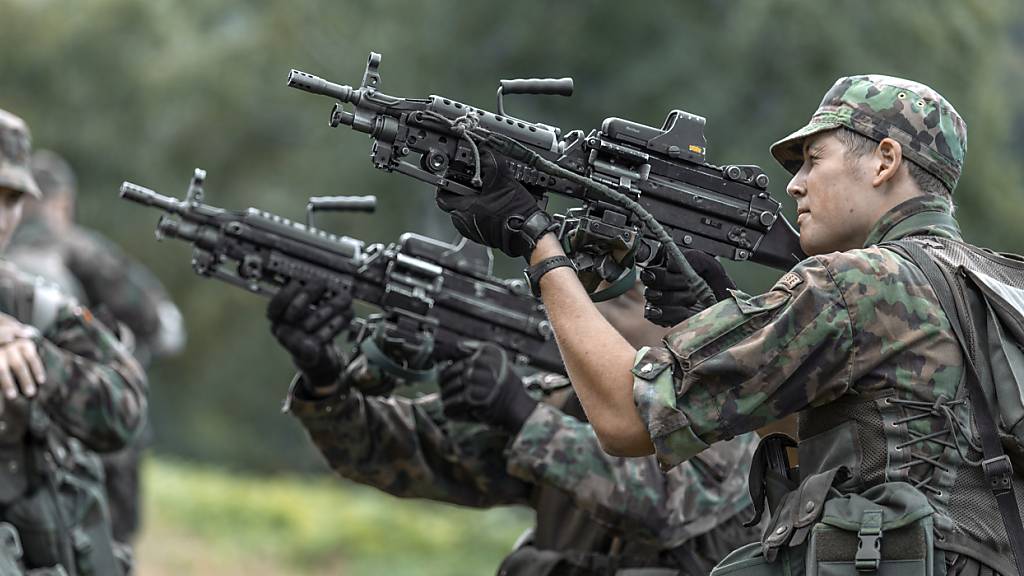 Eine Sonderkommission zur Sicherheitspolitik empfiehlt, die Armee verstärkt auf ihre Verteidigungsfähigkeit auszurichten. (Themenbild)