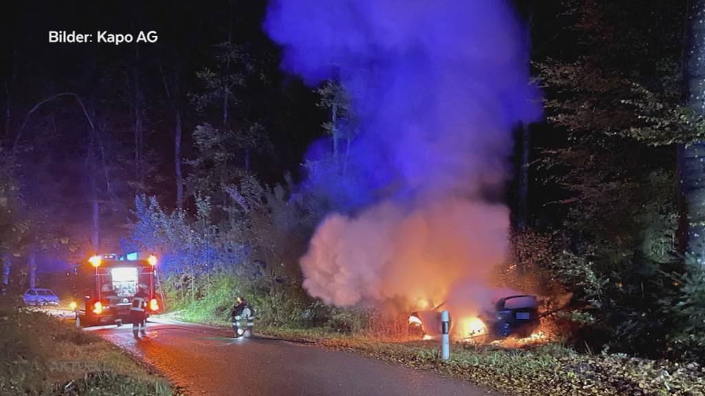 Autobrand: Ein Junglenker prallt in Muhen in einen Baumstrunk