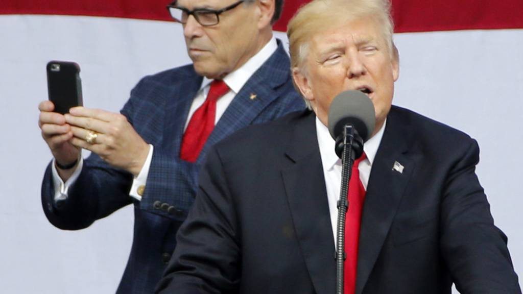 US-Präsident Donald Trump bei einer Rede in Glen Jean im Bundesstaat West Virginia mit Energieminister Rick Perry im Hintergrund.