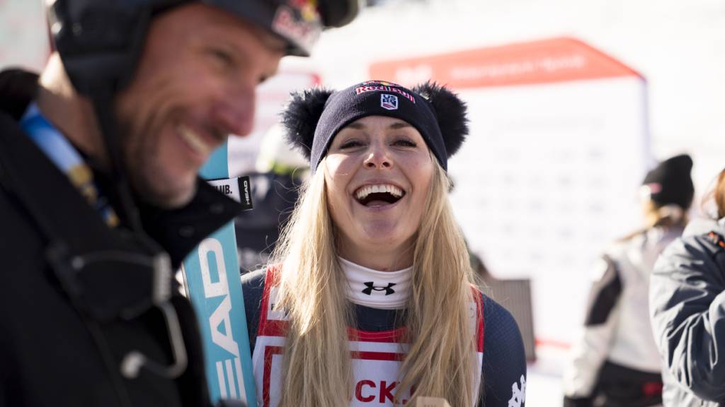 Lindsey Vonn feiert mit ihrem Coach Aksel Svindal den Abfahrtssieg in St. Moritz