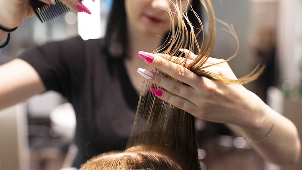 Nicht mehr erlaubt: der Besuch bei der Coiffeuse. Nun greifen Italienerinnen und Italiener zur Selbsthilfe. (Symbolbild)