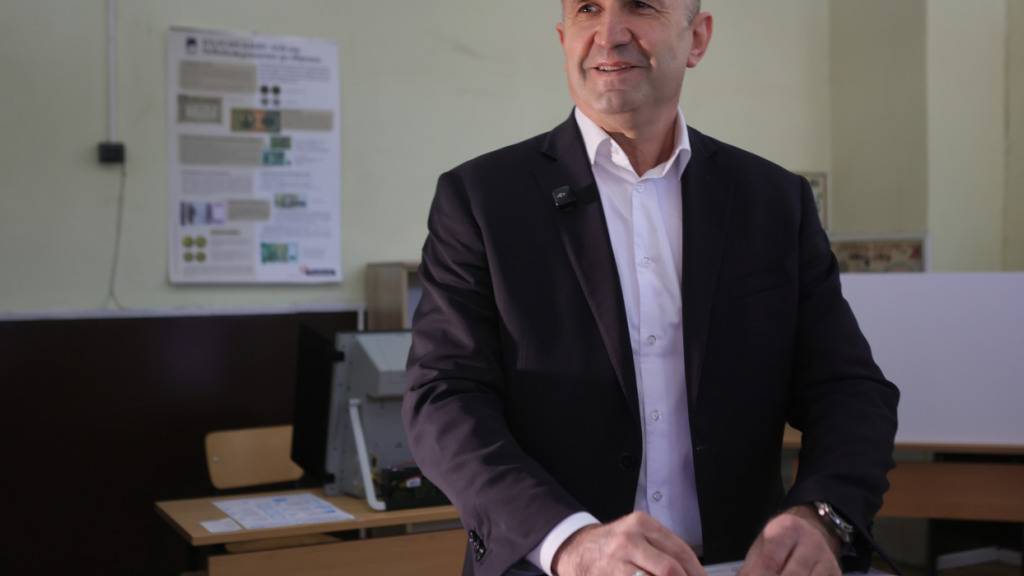 Der ehemalige bulgarische Präsident Rumen Radew gibt seine Stimme in einem Wahllokal in Sofia ab. Foto: Valentina Petrova/AP/dpa