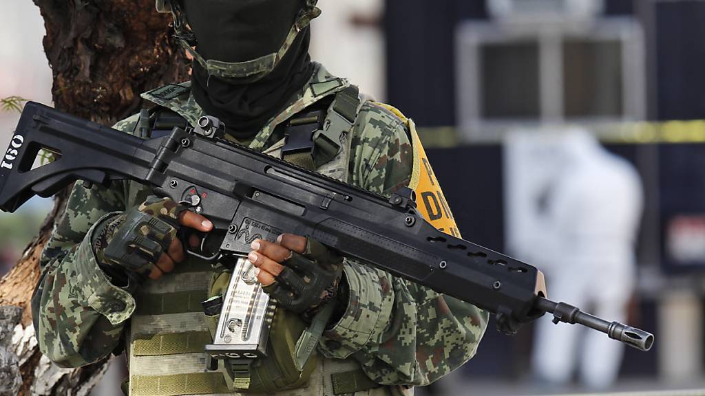 ARCHIV - Ein mexikanischer Soldat steht in der Nähe einer angegriffenen Polizeistation Wache. Foto: Mario Armas/AP/dpa