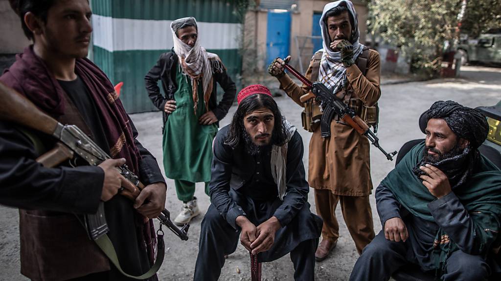 Taliban-Kämpfer halten Wache vor einer Polizeistation in Kabul. Rund fünf Wochen nach der Machtübernahme in Afghanistan haben die militant-islamistischen Taliban neue Mitglieder ihrer Übergangsregierung vorgestellt - Frauen sind aber weiterhin nicht darunter. Foto: Oliver Weiken/dpa