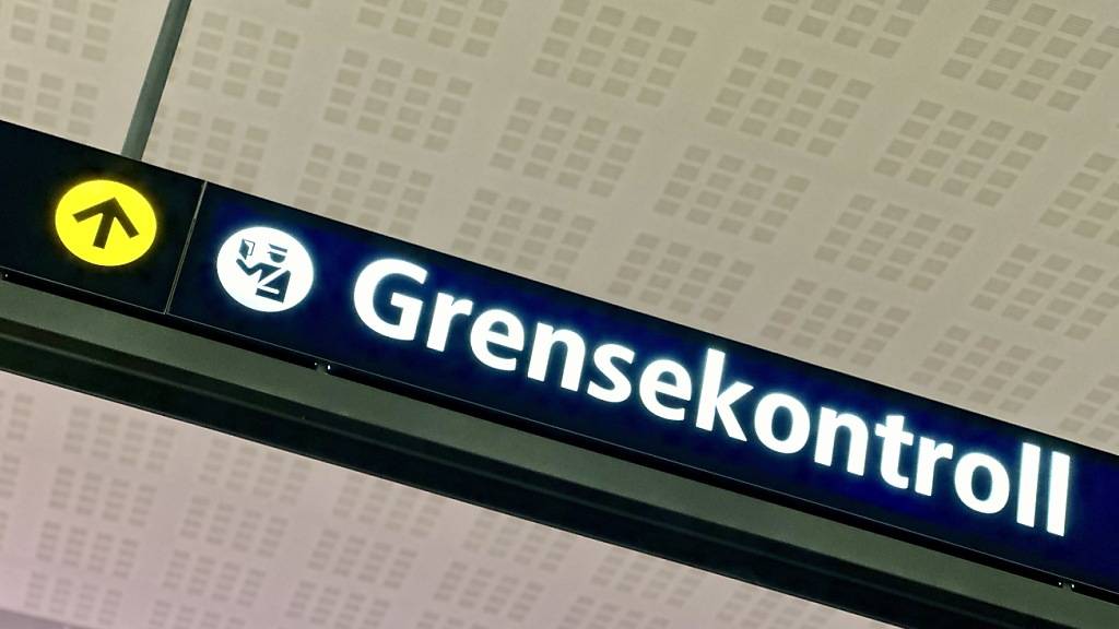 Am Flughafen Oslo-Gardermoen wird auf Grenzkontrollen hingewiesen. Foto: Steffen Trumpf/dpa