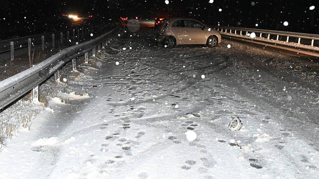 Auf der Autobahn A13 bei Lienz SG und Rüthi SG kam es am Donnerstagabend zu Schleuderunfällen mit fünf Fahrzeugen. Ein 32-jähriger Mann erlitt leichte Verletzungen.