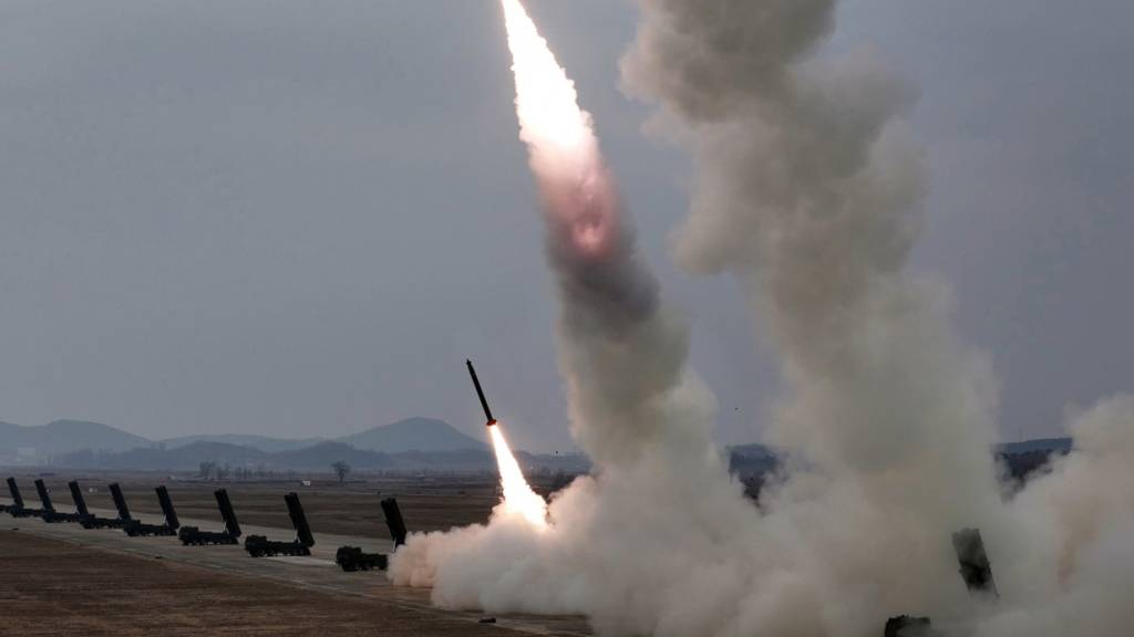 ARCHIV - Die von der staatlichen nordkoreanischen Nachrichtenagentur KCNA am 14.03.2026 zur Verfügung gestellte Aufnahme zeigt nach Angaben von KCNA einen Testabschuss mehrerer Raketenwerfer an einem nicht genannten Ort in Nordkorea. Foto: Uncredited/KCNA via KNS/dpa (Archivbild)