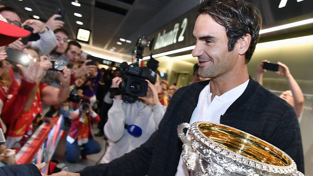 Roger Federer wird in Zürich von einer begeisternden Menschenmenge empfangen