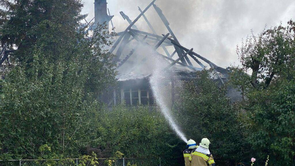 Ein Brand hat dieses ehemalige Bauernhaus in Lommiswil SO zerstört.