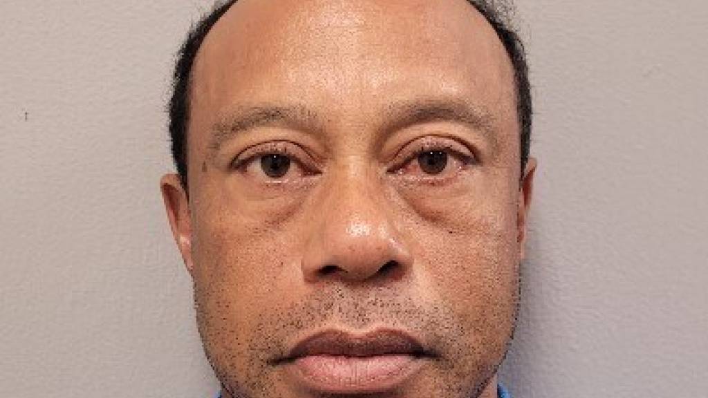 Handy am Steuer, Tabletten in der Hosentasche: Nach seinem Unfall in Florida schildert Tiger Woods der Polizei Details - doch einen Urintest lehnt er ab.
