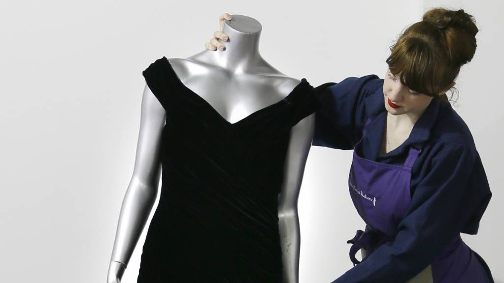 Die verstorbene britische Prinzessin Diana hatte das Kleid 1985 bei einem Besuch im Weissen Haus getragen. Die Fotos ihres Tanzes mit dem Schauspieler John Travolta zu dem Lied «You Should be Dancing» aus dem Film «Saturday Night Fever» machten das nachtblaue Kleid berühmt. (Archivbild)