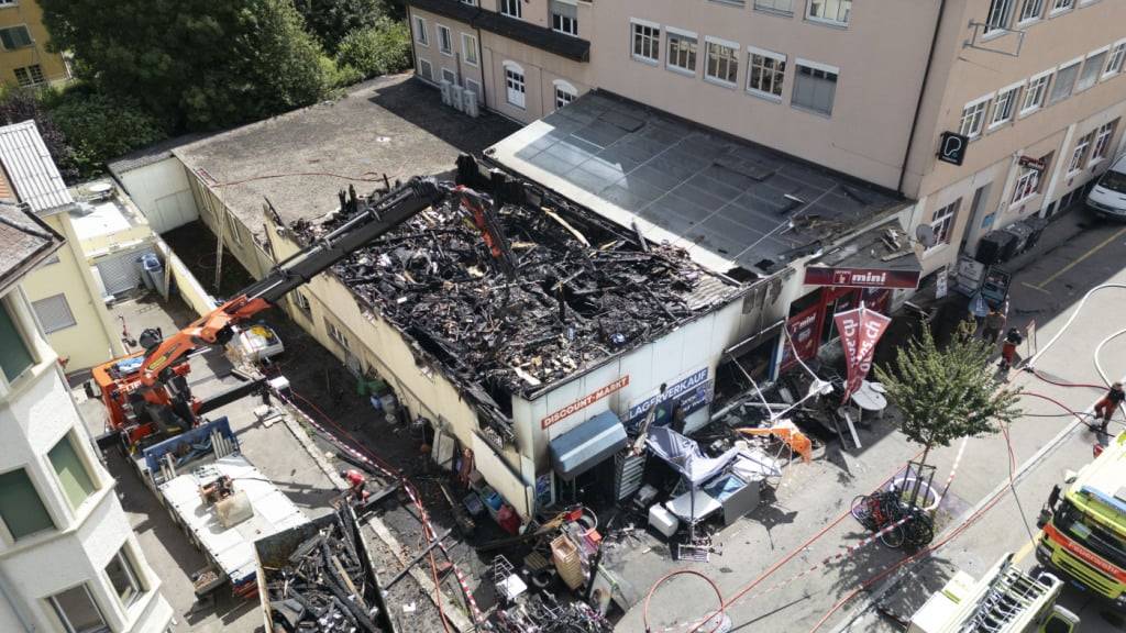 Bis am Sonntagmittag war der Brand gelöscht.