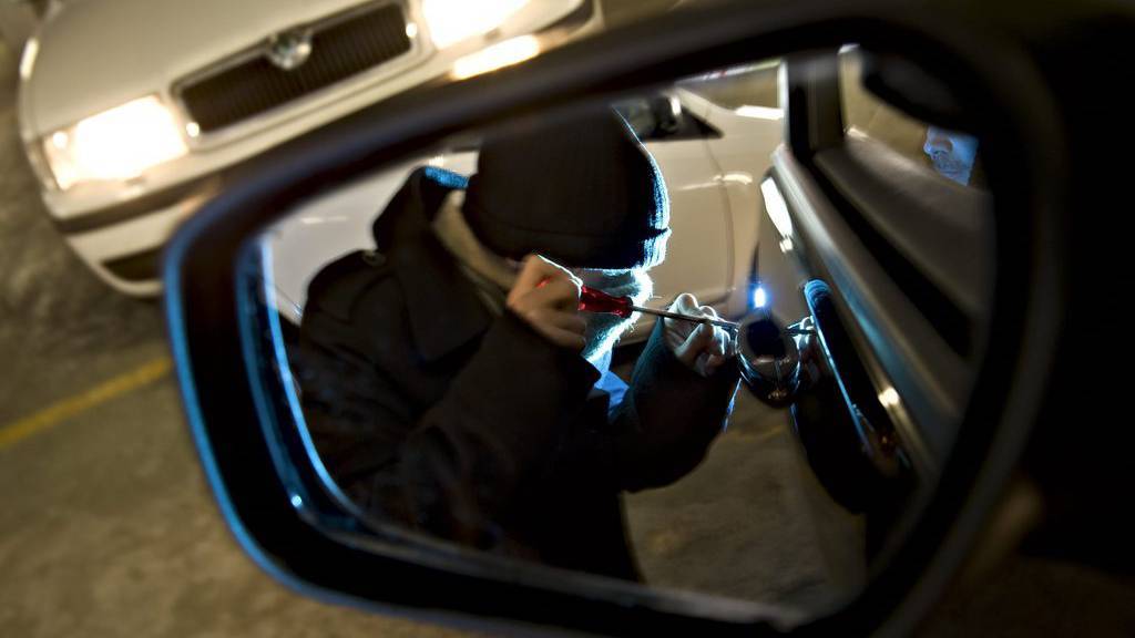Elf Fahrzeuge aufgebrochen – doch dann verschläft der Autoknacker die Flucht