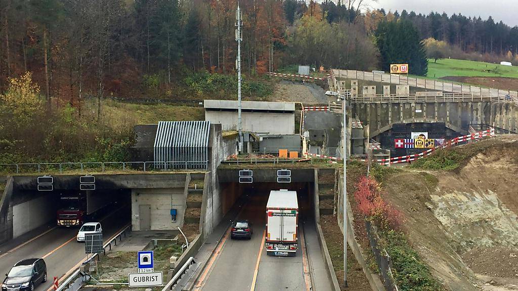 Ab 2022 sechs statt vier Spuren: Am Dienstag ist am Gubrist die erste Sprengung für die dritte Tunnelröhre (rechts) ausgelöst worden.